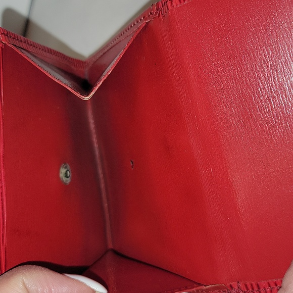 Authentic Louis Vuitton Epi wallet - Picture 5 of 9